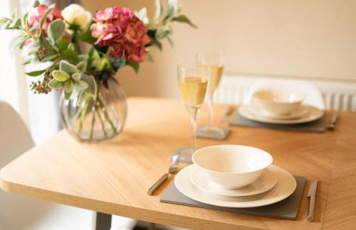 Central location -3 Beds, 2 baths , off-street parking, fast Wifi, sleeps 7 - Foto 13