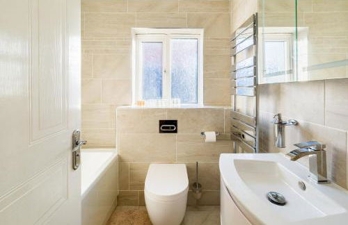 Drayton Manor House FREE parking - Photo 64