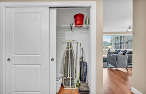 Luxury High-Rise w/ City View | Paid Parking | Gym - Photo 35