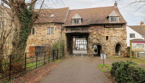 Porter's Lodge - Photo 1