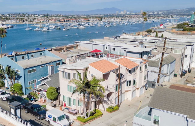 Shoreline Villa by Avantstay Steps to the Beach, Bay, & Pier! - Photo 2