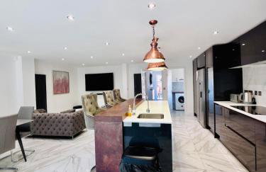 Luxury 5BR Stay With City Access - Photo 73