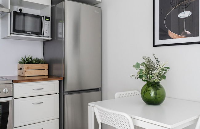 Spacious Downtown Apt with Balcony that Hosts 10 - Foto 10