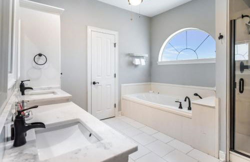 Bayou Breeze Retreat with Pool & River Access - Foto 3