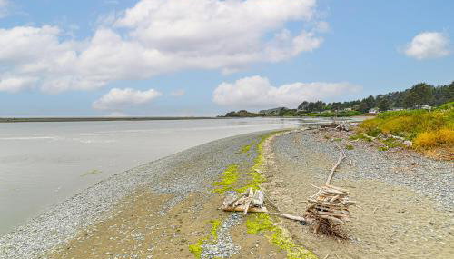 Walk to Beach Cozy Home with Deck in Smith River! - Foto 2