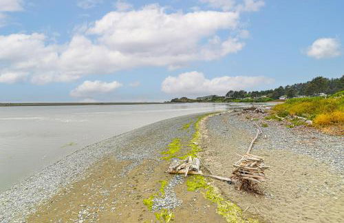 Walk to Beach Cozy Home with Deck in Smith River! - Foto 2