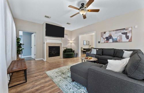 Luxurious Home with Huge Pool - Photo 15