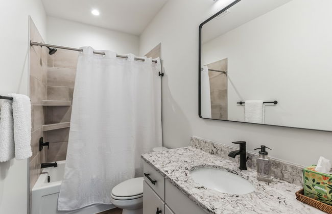 New Modern Townhome With Rooftop Patio 2 Bedroom Townhouse by RedAwning - Foto 17