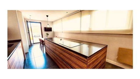 Lovely penthouse condo with pool - Photo 5