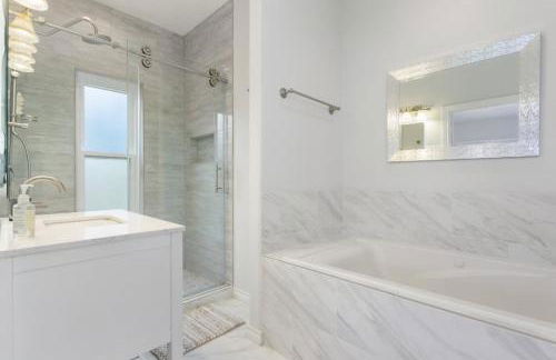 Family 3BR 2BA 1810SQFT Bright Spacious Home with Private Yard in Zilker - Foto 9