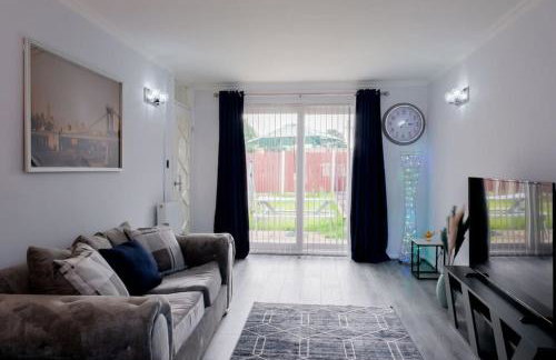 Spacious Cosy 3-Bedroom Home - Photo 8