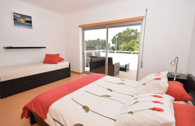 Modern Villa in Sao Martinho do Porto With Swimming Pool - Photo 2