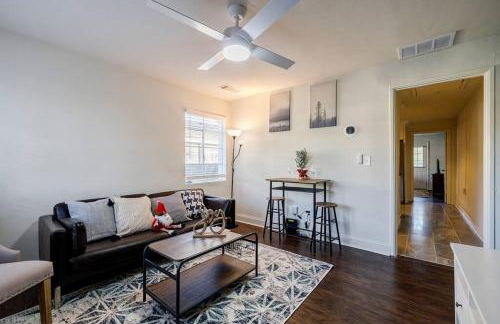 5 min Grant park with Fenced Yard Parking Pet Friendly - Photo 1