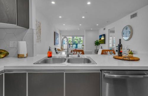 Amazing, Spacious Unit, Heart LA - Photo 40