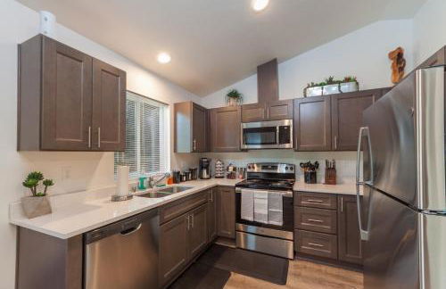 Modern and Stylish KING bed Wifi FREE Parking - Foto 1