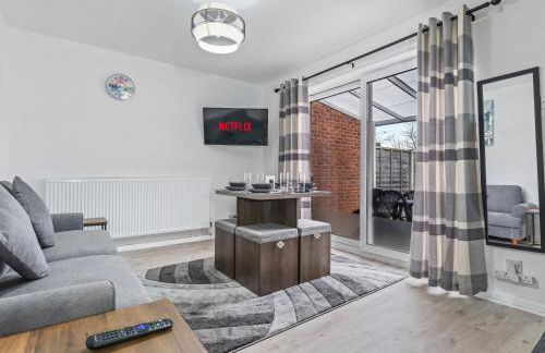 Telford Centre House with Parking, Garden, Wi-Fi - Photo 14