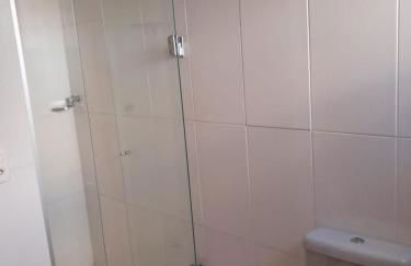 Dois quartos Cozinha completa Wi Fi Self check in com senha Central e perto de tudo a 4,4Km da Rodoviária e 15,4 km do Aeroporto Apartamentos 102 e 302 - Foto 14