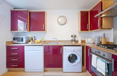 Charming House - Close to Shops & City Centre - Free Parking, Self-Check-In, Fast WiFi & Smart TV with Netflix by Yoko Property - Foto 17