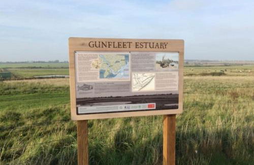 Shoreline hideaway - next to the beach - Foto 30