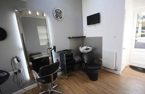 Luxury Pamper Home Hot Tub & Sauna Ladies Retreat - Photo 43