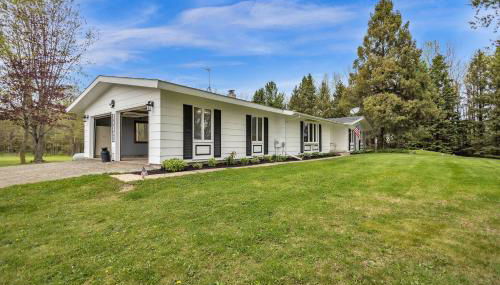 Serene Riverside Retreat home - Foto 1