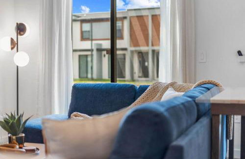 Colorful vibrant Oasis Sleeps 10, 10min to Disney - Photo 12