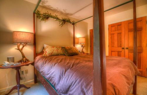 Stratton Mountain Condo with a Hot Tub! Sleeps 12! - Photo 28