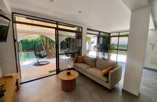 Mediterranean Villa - Private Pool , Garden & BBQ - Photo 19