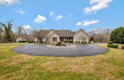 Gorgeous Creek Side Ranch-Style Estate With Dock - Foto 42