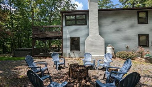 Harmony Cottage by Avantstay Lake Access, Hot Tub, Fire Pit, & Game Room - Foto 4, Other