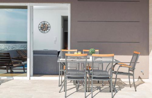 Villa Eni Beachfront apartment with pool - Photo 36