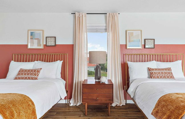 7bdr w/ Private Pool, Hot Tub, Fire Pit, Walk to Beach Tidal Wave by Avantstay - Foto 28