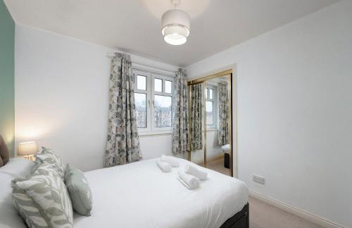 Stylish 2-Bed Flat with Balcony Near Haymarket - Pass the Keys - Foto 28