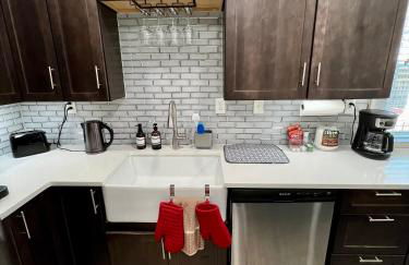 Calm 4BR-3BA 10 min DT Airport by LSP Homes - Foto 5