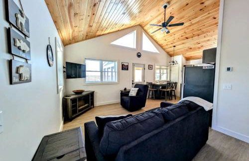 Spacious Cabin Complex with Flanders Pond Access, Ideal for Group Getaways, Located Near Sullivan, Maine - Photo 21