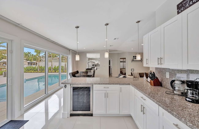 Waterfront Oasis w/ Enclosed Pool! - Foto 12