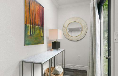 NEW SoHo Sanctuary - Gorgeous Apartment Steps to S Howard Ave with Fenced Yard - Foto 17