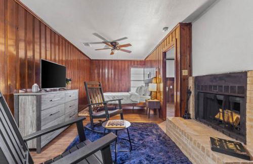 5BR Historic Home 5 min to Downtown Dallas with Large Balcony, 2 Dining Areas, 3 Fireplaces & Soaking Tub - Foto 11