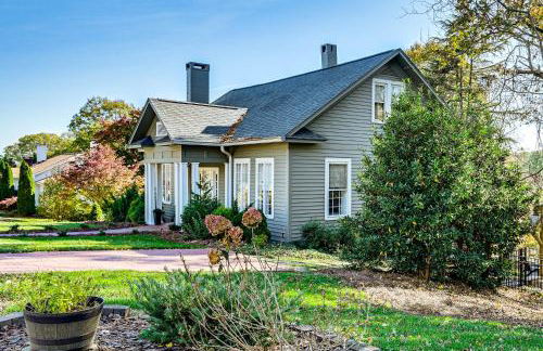 Main Street Elkin Retreat Home with Backyard Oasis - Foto 31