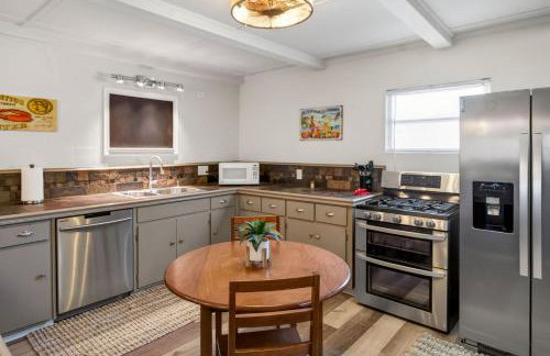 Lakefront Cabin with Private Dock - Foto 8