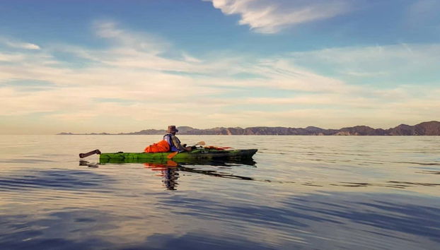 In kayak al tramonto