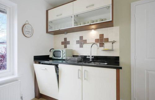 Stylish 6 Bedroom 3 Bathroom Detached House with Free Parking, Super-Fast Wifi, Pool Table, Smart TVs with Netflix by Yoko Property - Foto 29