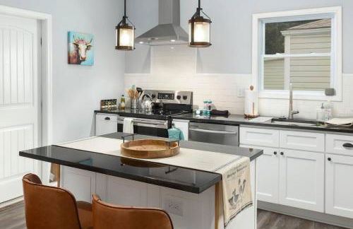 Recently Renovated Chic Durham Farmhouse - Photo 49