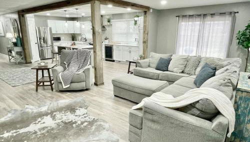 Rustic Chic in Charming Center Grove w Fenced Yard - Foto 2