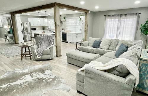 Rustic Chic in Charming Center Grove w Fenced Yard - Foto 2