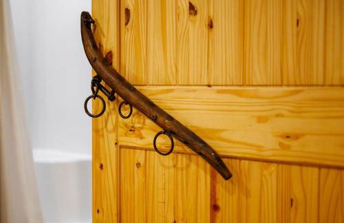 Rustic Family Getaway - Pool Table, Hot Tub, Pets, Great Location - Photo 27