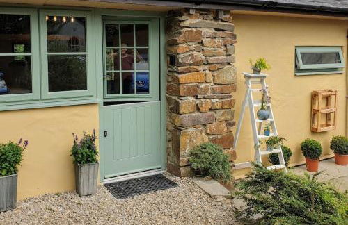 The Bothy near Tenby, Big Projector Screen, Four-poster bed, on-site HOT TUB access via Spa Pack - Photo 19