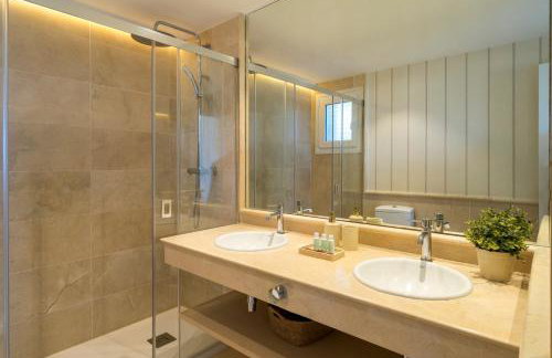 Modern apartment with pool on the beachfront in Marbella by SharingCo - Photo 15