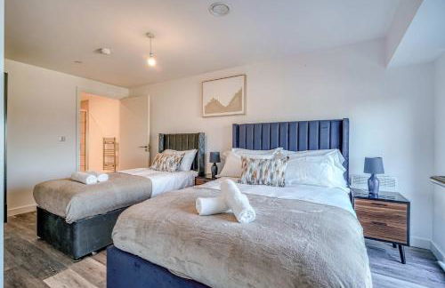 2-BR Flat - City & Town Centre View -1 Minute to Train & Tram Station - Sleeps 5 - Foto 1