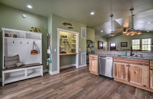 Modern Retreat with Deck Walk to White River! - Foto 10